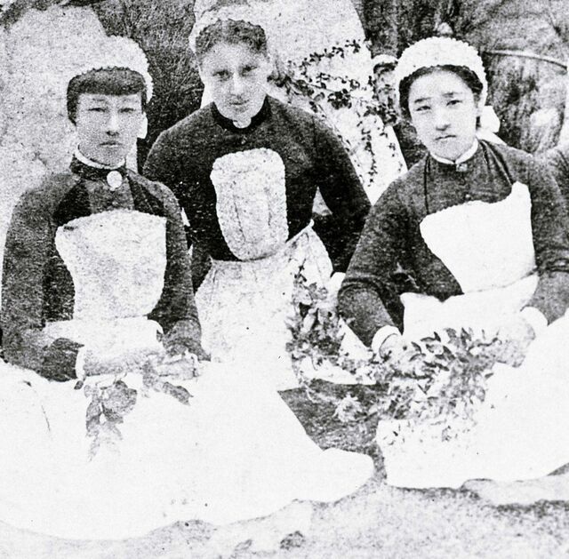 桜井看護学校1期生の卒業写真。左から鈴木雅、指導者のアグネス・ヴェッチ、大関和