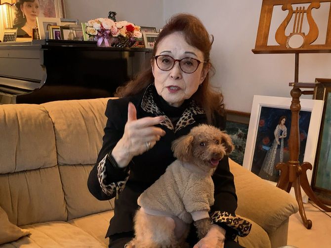 自宅のリビングにて。現在は、単身、愛犬の「あみちゃん」と暮らす。