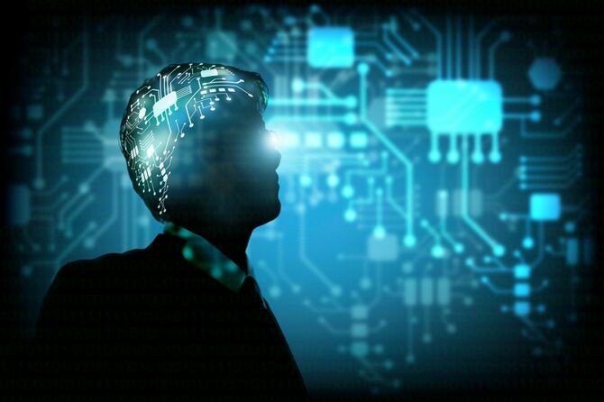脳が回路になり、目元が光っているビジネスマンのロボットのイメージ