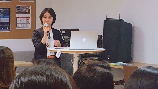 起業したい女性向けのセミナーで講演する郷田郁子さん。2019年6月、福岡県北九州市で