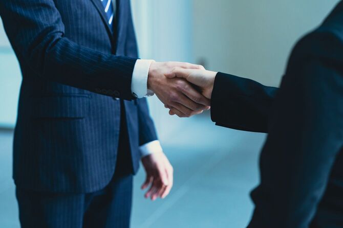 握手するビジネスマン