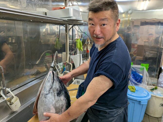 小田原の港で揚がったキハダマグロをさばいている上田さん。いまの日本近海で獲れる魚を選り好みせずまんべんなく食べることの意義を説き続けています