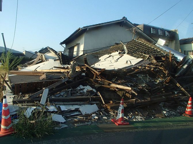 熊本地震で崩れた家屋。熊本県益城町