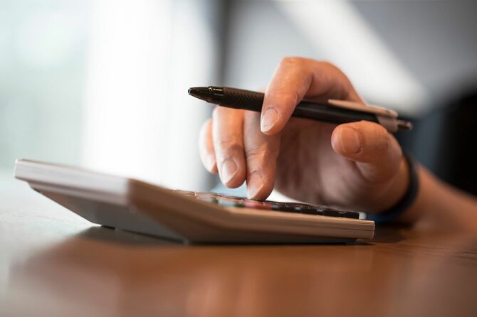 計算機を使用している男性の手元