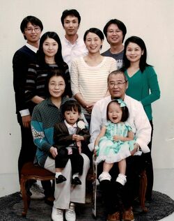 2013年、子どもや孫たちに囲まれる中島さん（前列左）。夫は中島さんが副会長だった2018年に亡くなった（写真＝本人提供）