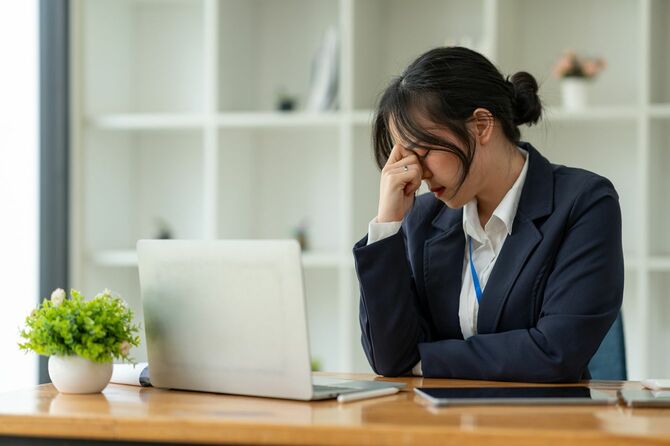 長時間労働に疲れた若いビジネスウーマン