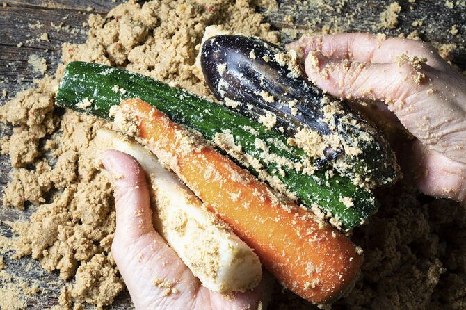 ぬか床から各野菜を取り出している手元