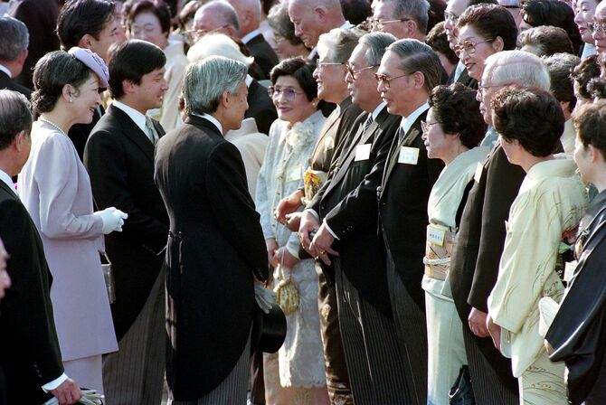 皇居での秋の園遊会に出席した、やなせたかし氏と妻の暢さん（右から4人目と5人目）