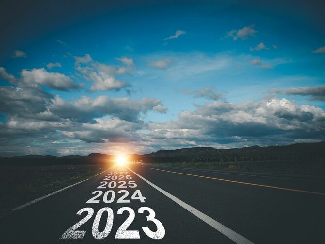 2023年の今からずっと未来に伸びている道路