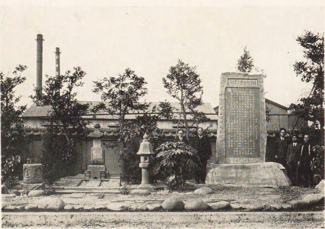 平賀源内の墓と石碑、1930年頃、東京