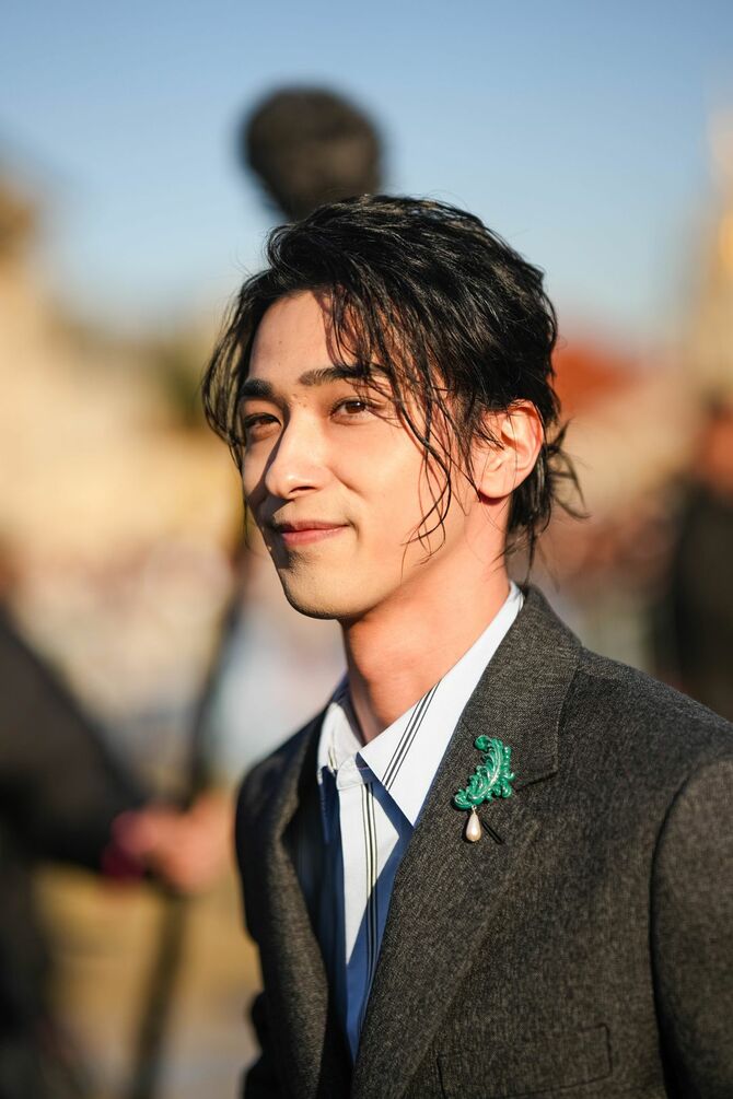 2024／2025年秋冬メンズコレクションにおいて、2024年1月19日、フランス・パリのディオール店外にて撮影された横浜流星。