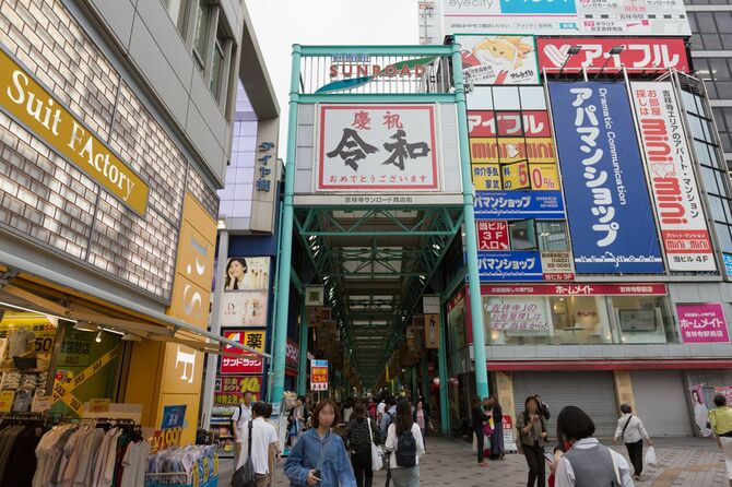 吉祥寺サンロードの入り口には、慶祝「令和」の文字が掲げられた（2019年5月）