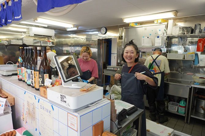 開業3年目のマルカマ。中央が狩野さん、左が和田さん、右後方が松井さん