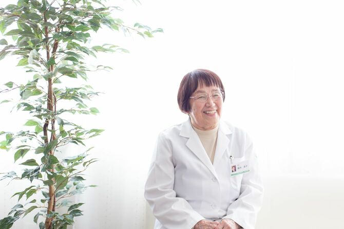 91歳の現役医師、藤井英子さん。健康の秘訣は「とっておきの靴で歩くこと」。