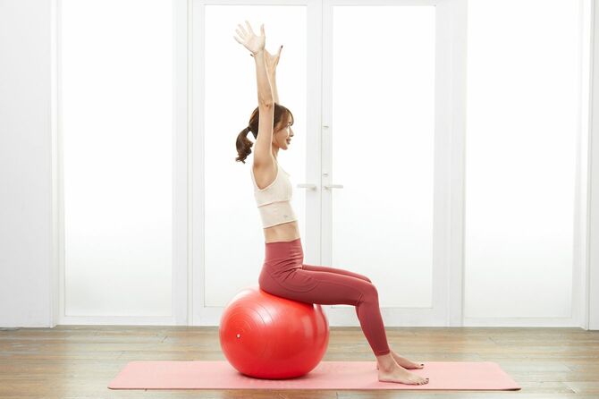 ［巻き肩の修正③］両手を上げたまま、手のひらを外側に向けてくるっと返します