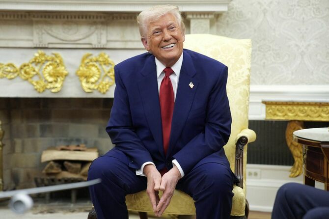 2025年4月7日、ホワイトハウスでイスラエル首相と会談する笑顔のドナルド・トランプ米大統領