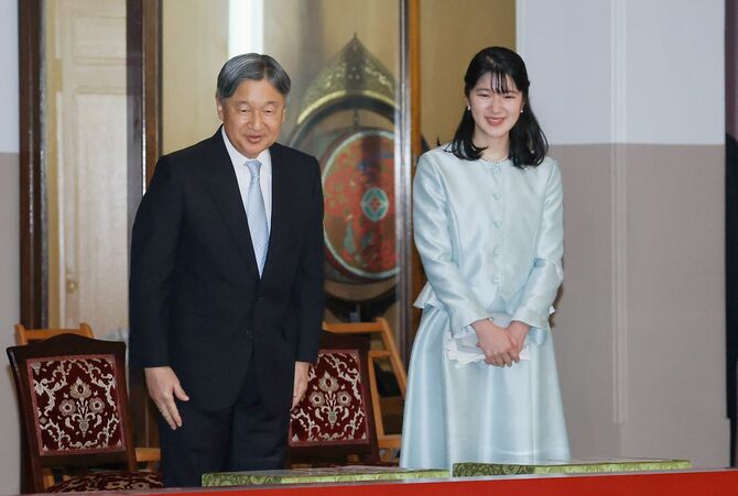 秋季雅楽演奏会の会場に到着された天皇陛下と長女愛子さま＝2026年10月24日、皇居・宮内庁楽部［代表撮影］