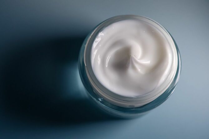 ガラス瓶の中の保湿クリーム