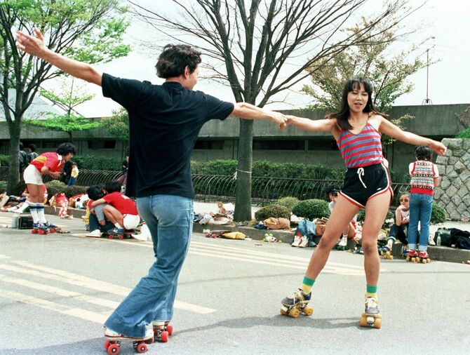 ローラースケートを履き、ディスコサウンドに乗って踊るカップル＝1980（昭和55）年4月20日、東京・代々木公園