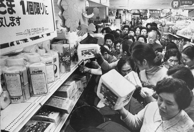1973年11月9日、オイルショックに伴う混乱で起きたトイレットペーパーの買い占め騒ぎ。（岡山県岡山市）