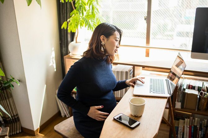 妊娠中の女性が休日に自宅で仕事