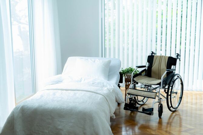 空のベッドの隣に車椅子