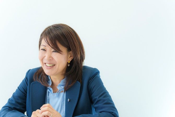 「先代は、なかなかのワンマン経営でした」と笑う泉社長