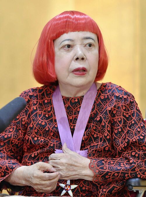 文化勲章の親授式を終え、記者会見する草間彌生氏＝2016年11月、宮内庁