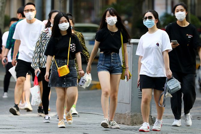 34度に達した5月3日、夏服で街を歩く上海市民や観光客ら