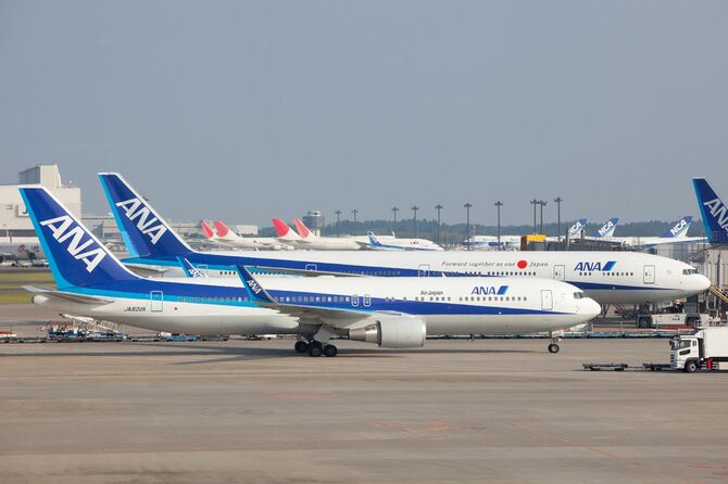 成田空港に駐機している全日空機と日航機