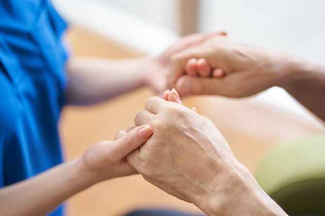 介護者と高齢者の手