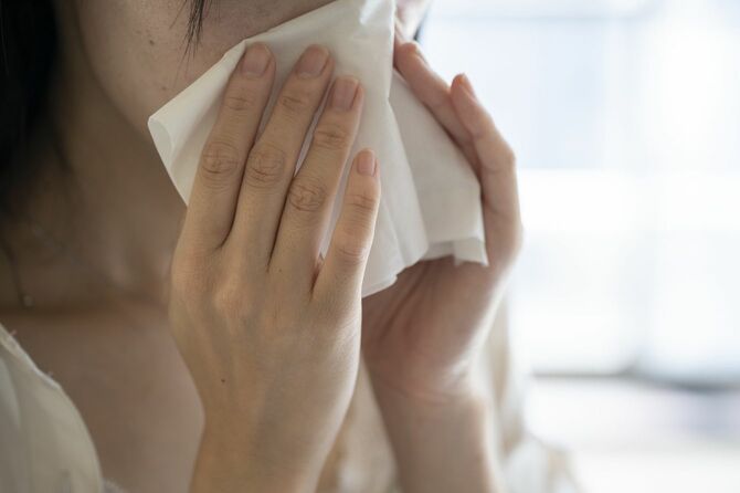 鼻をかんでいる人