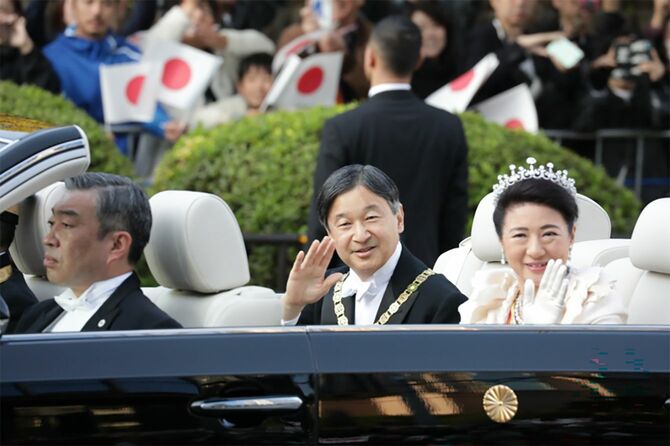 天皇陛下の即位を披露する「祝賀御列の儀」で手を振られる天皇皇后両陛下（2019年11月10日）