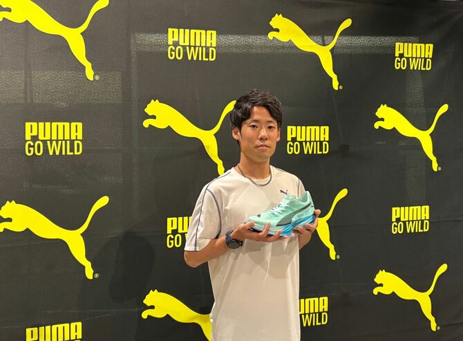 プーマ「FAST-R NITRO ELITE 3」を手にポーズする市山翼選手
