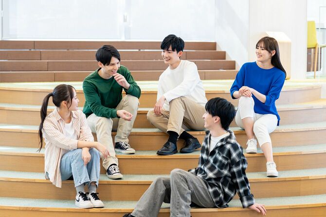 キャンパスで話す青年たち