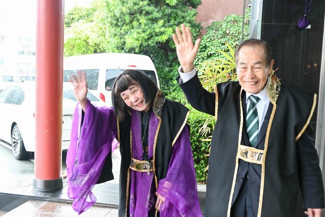 手を振って客を見送る、大女将の宮川高美さん（左）と夫の宮川力さん