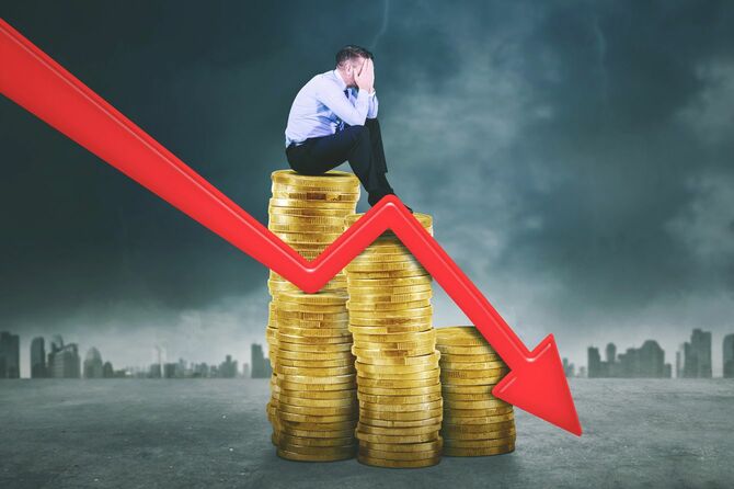 衰退する価値に絶望している男性