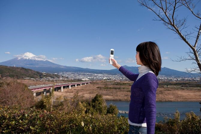 ガラケーで富士山の写真を撮る人