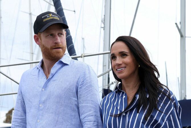 英国のヘンリー王子（左）と妻メーガン妃＝2026年4月、オーストラリア・シドニー
