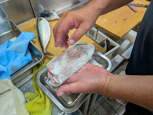 魚の切り身をキッチンペーパーで包み、塩をたっぷりまぶす