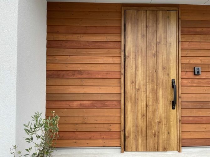 木製のドアがある玄関