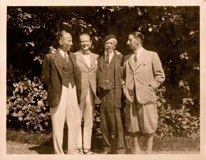 2代目当主アルフレッド・カルティエ（右から2番目）とその息子たち。Cartier Archives © Cartier