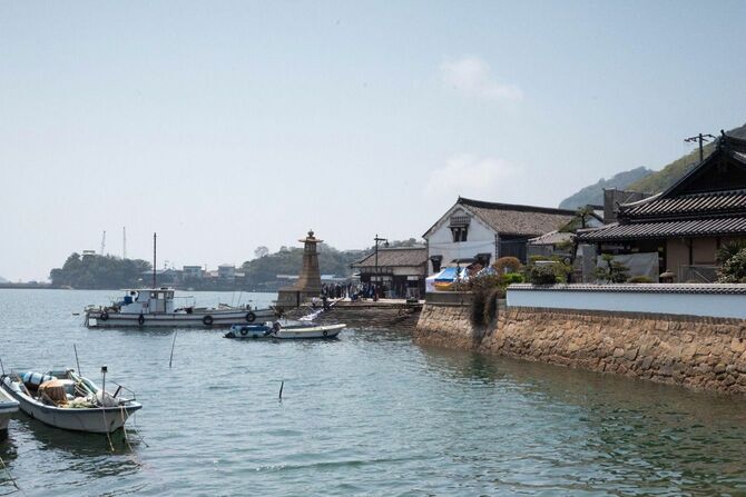 鞆の浦のシンボルである常夜燈は、江戸時代から鞆港へ出入りする船を誘導してきた灯台だ
