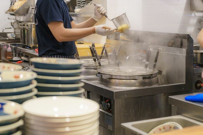 ラーメン屋さんのカウンターから見えるキッチン