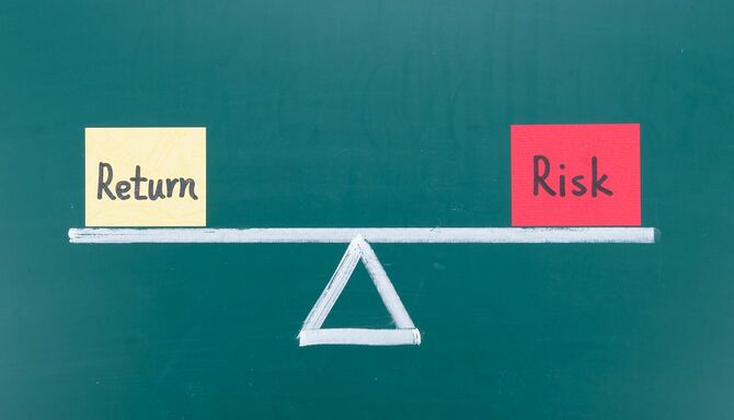 リターンとリスクバランスの概念、言葉と黒板に描く