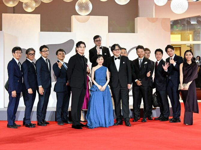 第82回ヴェネツィア国際映画祭に参加した『果てしなきスカーレット』の細田守監督と芦田愛菜、岡田将生、関係者たち。2025年9月4日