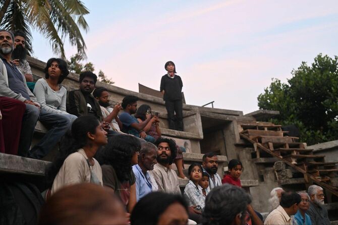 言語や民族を超えた観客が集まったサヒヤンデ劇場の野外劇場