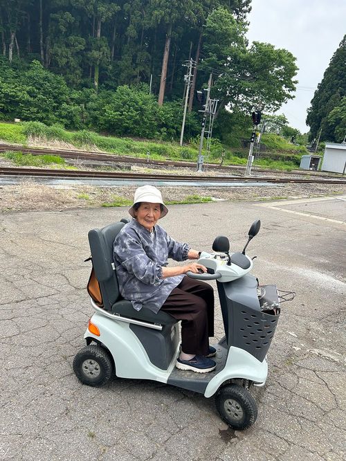 シニアカーに乗る千恵さん。森宮野原駅での待ち合わせに、1人でやってきた。