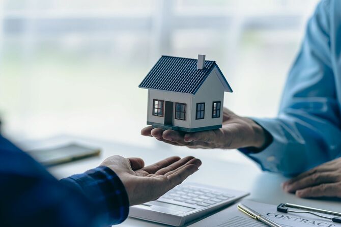 住宅購入契約について話し合う不動産業者と顧客