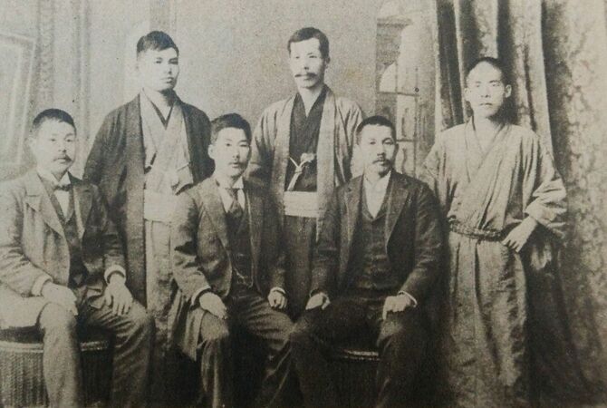 前列左から安部磯雄、幸徳秋水、木下尚江、片山潜
